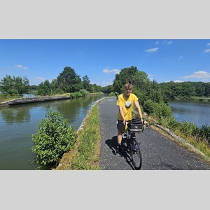 The canal seems 50m higher that the lakes around
