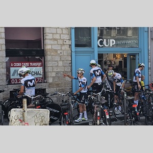 Team Movistar stopping for coffee